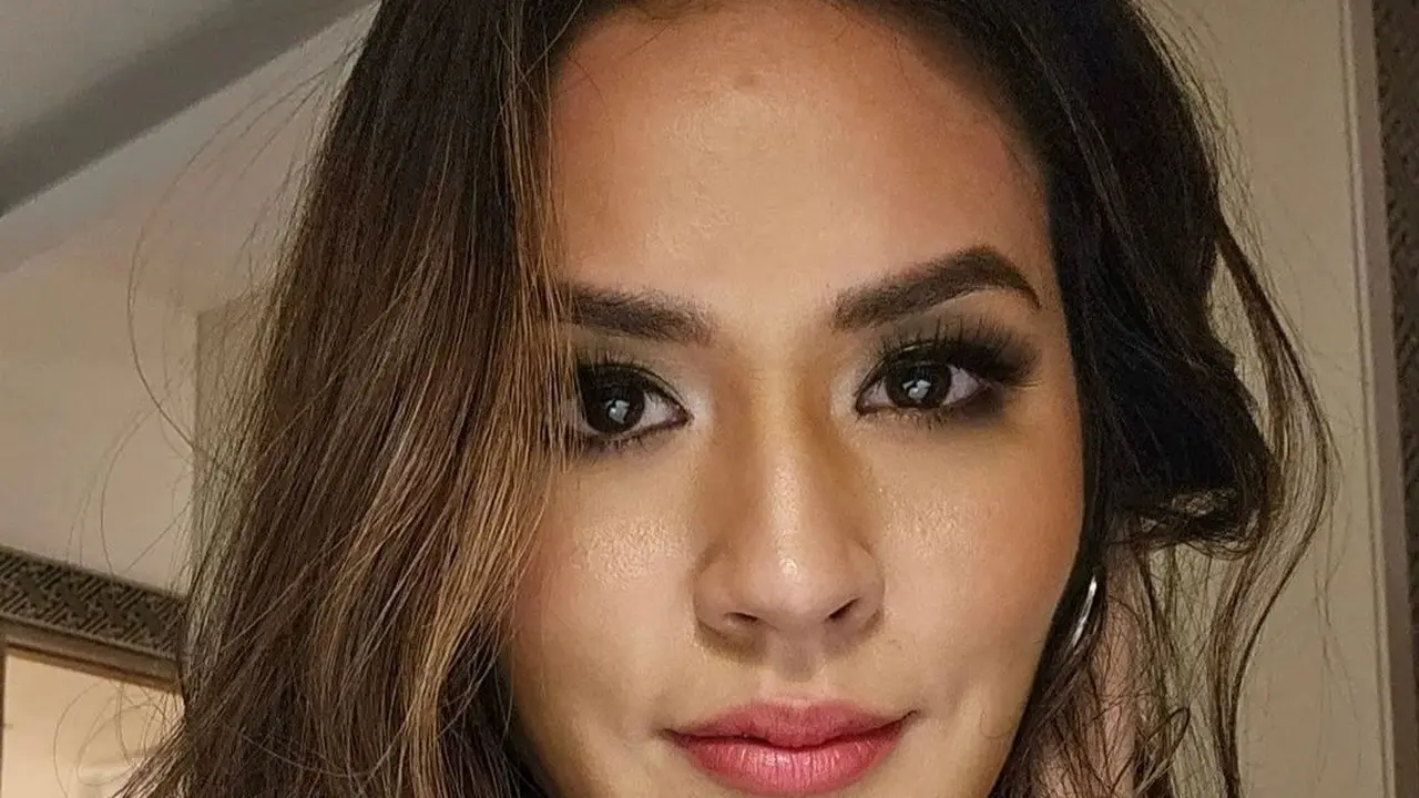 Potret Raisa dengan Makeup Berantakan Usai Manggung