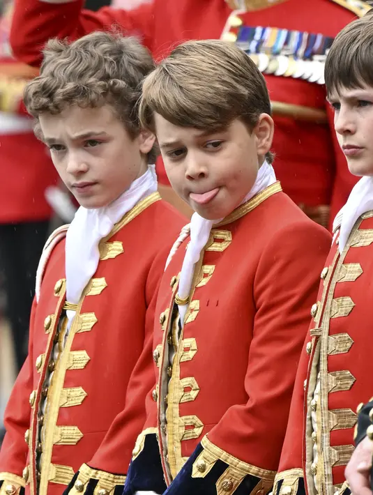 Putra sulung Pangeran William yang berusia sembilan tahun ini menjadi satu dari delapan Pages of Honor. (Photo by Andy Stenning / POOL / AFP)