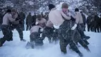 Tentara Korea Selatan dan AS bergulat saat melakukan latihan musim dingin di Pyeongchang, Korea Selatan (24/1). Kegiatan ini merupakan bagian dari latihan gabungan musim dingin untuk meningkatkan kesiapan tempur AS dan Korea Selatan. (AFP/Ed Jones)