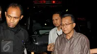 Ketua Pengadilan Tata Usaha Negara (PTUN) Medan, Tripeni Irianto Putro (kanan) saat keluar dari mobil tahanan usai diamankan petugas KPK dalam operasi tangkap tangan, di Gedung KPK, Jakarta, Kamis (9/7/2015). (Liputan6.com/Helmi Afandi)