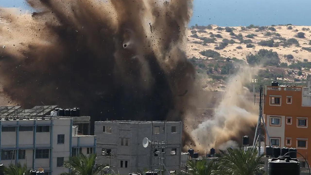 Selain itu, risiko geopolitik global semakin meningkat seiring dengan konflik di Gaza antara Israel dan Hamas.&nbsp;