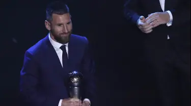 Penyerang Barcelona, Lionel Messi tersenyum usai menerima penghargaan Pemain Terbaik Dunia 2019 versi FIFA di teater La Scala Milan, Italia utara (23/9/2019). Messi menyisihkan Cristiano Ronaldo dan bek andalan Liverpool, Virgil van Dijk. (AP Photo/Antonio Calanni)