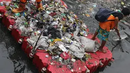 Petugas UPK Badan Air Dinas Lingkungan Hidup DKI Jakarta mengangkut ceceran sampah di Kali Cideng, Jakarta, Jumat (9/11). Pembersihan untuk mencegah terjadinya penumpukan sampah saat musim hujan di Jakarta. (Liputan6.com/Helmi Fithriansyah)