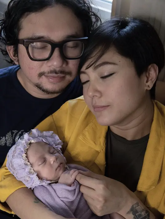 Sebagai ibu, Poppy tentu sangat bahagia ketika melihat perkembangan buah hatinya. Lalika Airia June Gemintang yang kini berusia delapan bulan sudah menunjukan perkembangan yang cukup membanggakan.  (Instagram/popsovia)