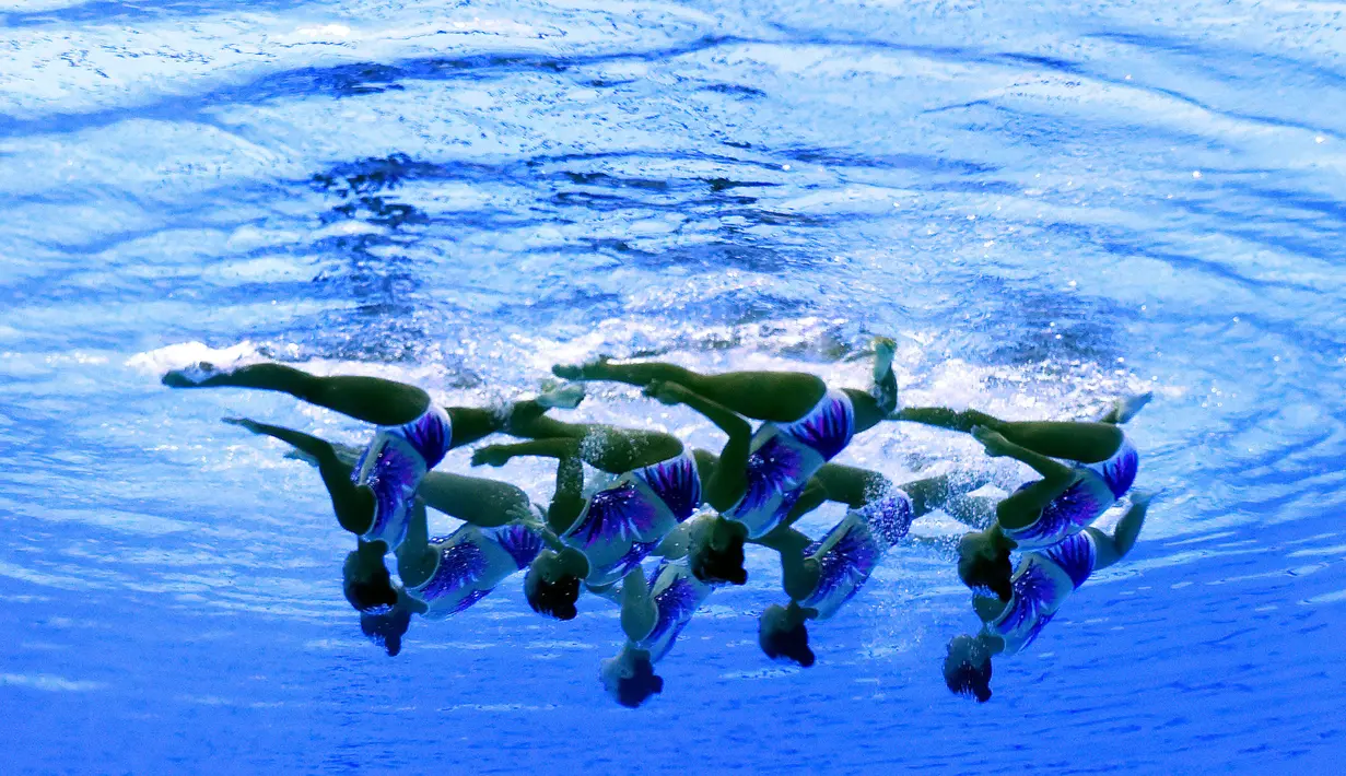 Tim renang artistik Indonesia menampilkan gerakan dalam final nomor technical routine Asian Games 2018 di Aquatic Center, Gelora Bung Karno (GBK), Jakarta, Rabu (29/8). (ANTARA FOTO/INASGOC/Simon Lodge/sgd/Spt/18)