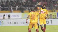 Bek Sriwijaya FC, Rudolof Yanto Basna, absen saat menghadapi Persib Bandung dalam lanjutan Liga 1 2017. (Bola.com/Riskha Prasetya)