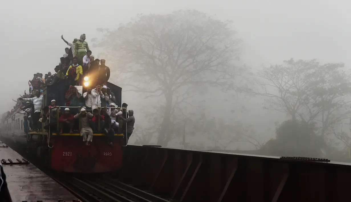 Kereta api yang penuh sesak terlihat berjalan di atas rel mengangkut umat Muslim yang baru selesai mengikuti  Akheri Munajat, atau doa terakhir, di Biswa Ijtema, Bangladesh  10 Januari 2016. (AFP PHOTO/Munir uz ZAMAN)