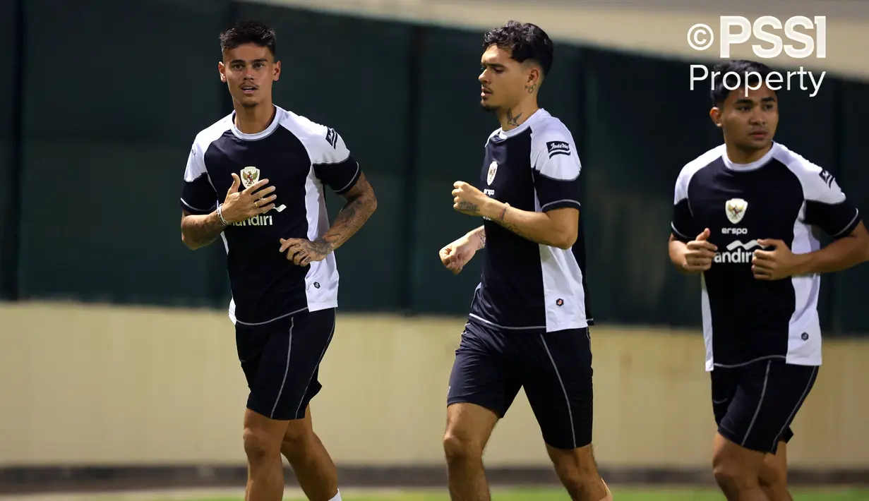 <p>Pemain Timnas Indonesia, Mees Hilgers, Shayne Pattynama, dan Asnawi Mangkualam (kiri ke kanan) mengikuti latihan menjelang laga Kualifikasi Piala Dunia 2026 melawan Bahrain di Hamad Town Youth &amp; Sports Ground pada Senin (07/10). (Dok. PSSI)</p>