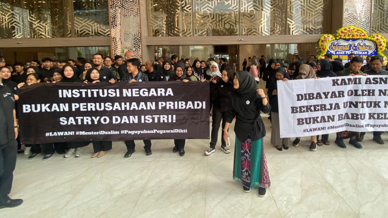 ASN Demo Mendiktisaintek Satryo Soemantri, Bawa Spanduk Protes jadi 'Babu Keluarga