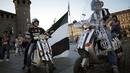 Dengan motor khas Italia, Vespa, para suporter Juventus merayakan gelar juara Liga Italia 2013-2014 (scudetto) di Piazza San Carlo, Turin (4/5/2014). (AFP/Marco Bertorello)