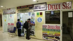 Calon penumpang membeli tiket bus antar provinsi di Terminal Pulo Gebang, Jakarta, Kamis (8/6). Penjual mengeluhkan sepinya pembelian tiket bus di Pulo Gebang karena masih banyaknya terminal bayangan yang beroperasi. (Liputan6.com/Faizal Fanani)