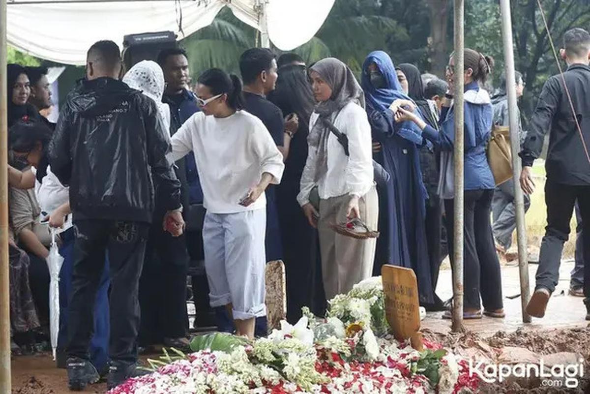 6 Potret Sheila Dara di Pemakaman Vidi Aldiano, Kenakan Pashmina Warna Biru