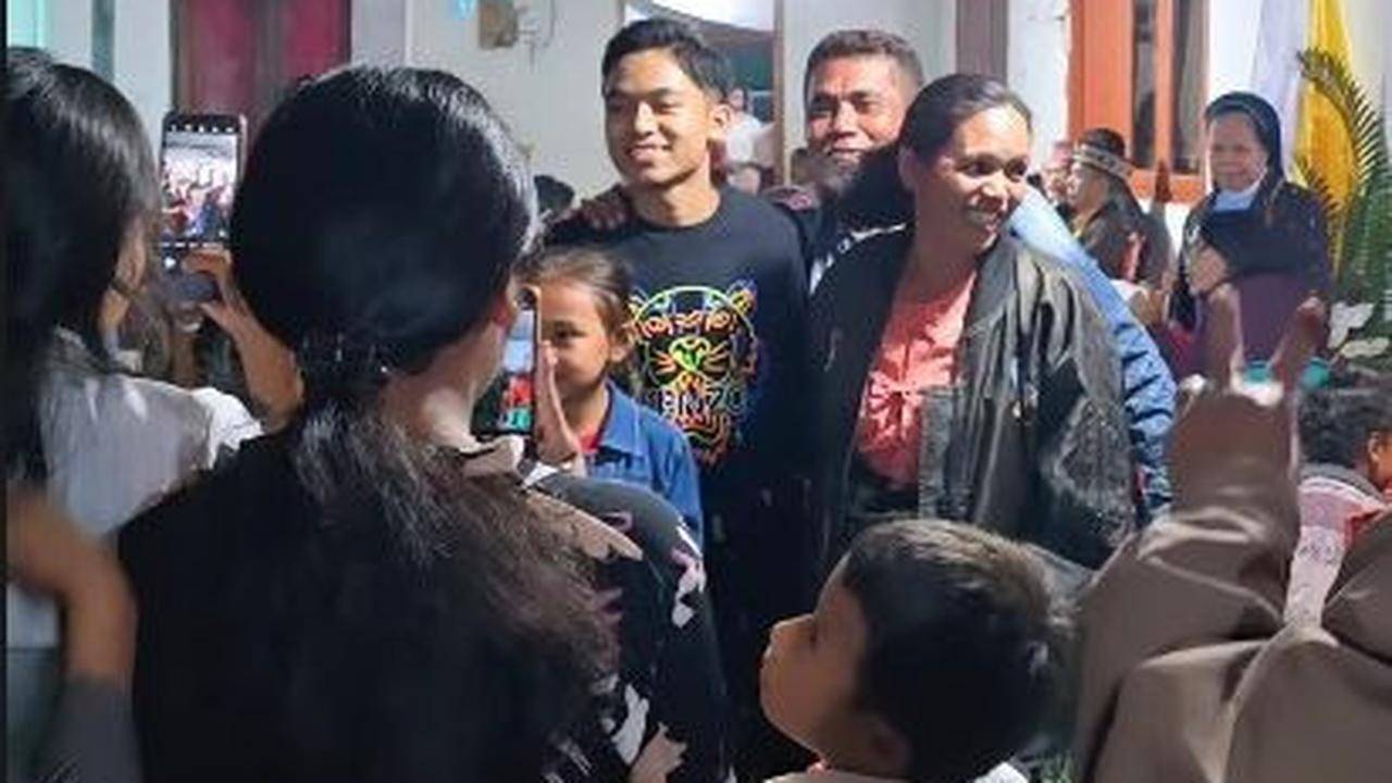 Dengan ramah dan selalu melempar senyum, Betrand melayani satu persatu warga yang ingin berfoto.