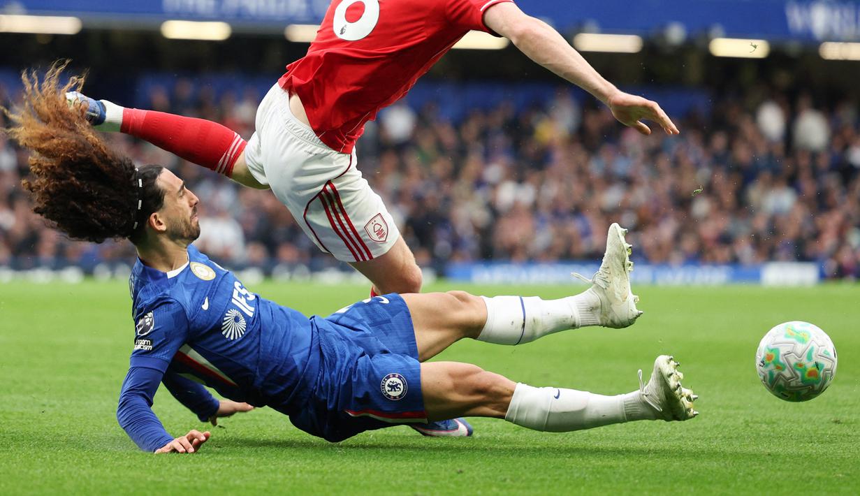 Marc Cucurella menjalani laga yang penuh kesalahan dan gagal tampil konsisten sepanjang pertandingan. Kontribusinya di sisi kiri sangat minim baik dalam bertahan maupun menyerang. (AFP/Adrian Dennis)