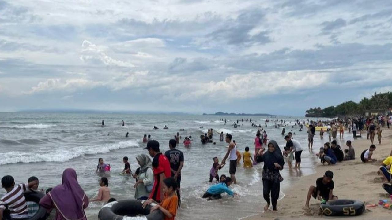 Pantai Anyer Macet, Polisi Terapkan Sistem Buka Tutup Urai Antrean Kendaraan