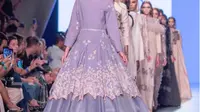 Sejumlah desainer Indonesia baru saja menampilkan karya-karya terbaik mereka di Arab Fashion Week 2017, termasuk Khanaan Shamlan.