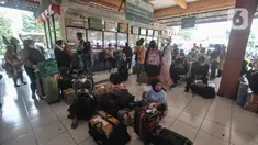 Calon penumpang saat menunggu jadwal keberangkatan bus antarkota antarprovinsi (AKAP) di Terminal Kampung Rambutan, Jakarta, Senin (25/4/2022). Memasuki H-7 Idul Fitri 1443 H, ribuan pemudik mulai memadati Terminal Kampung Rambutan dengan tujuan berbagai kota di Jawa, Sumatera, dan Bali. (merdeka.com/Iqbal S. Nugroho)