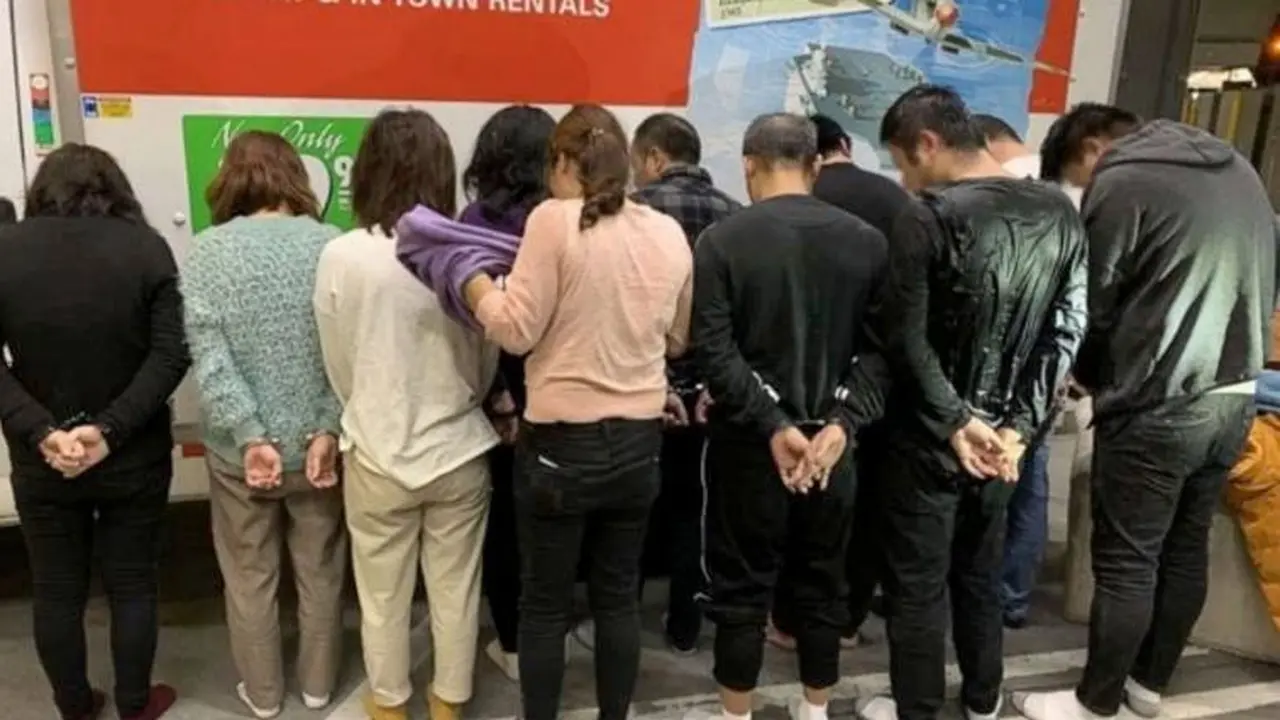 11 migran China ditemukan bersembunyi di furnitur dan peralatan di dalam sebuah truk.