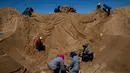 Sebuah ukiran pasir yang bergambarkan Yesus Kristus saat berlangsungnya perayaan Pekan Suci Paskah di Arenal de Cochiraya, Bolivia, Jumat (14/4). Dua ratus seniman berkumpul untuk membuat ukiran Yesus saat acara tersebut. (AP Photo / Juan Karita)