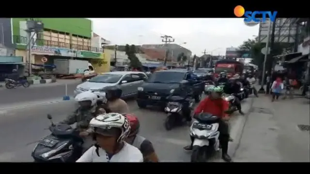 Diperkirakan arus kendaraan akan terus meningkat, hingga malam hari nanti, mengingat esok para Pegawai Negeri Sipil mulai menikmati cuti bersama.