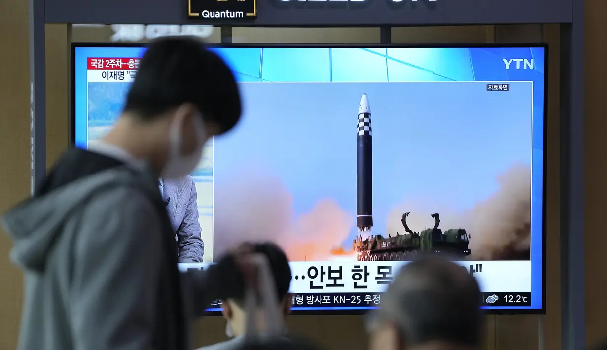 Sebuah layar TV yang menampilkan program berita yang melaporkan peluncuran rudal Korea Utara dengan rekaman file, terlihat di Stasiun Kereta Api Seoul di Seoul, Korea Selatan, Minggu (9/10/2022). Peluncuran rudah itu itu menandai peluncuran ketujuh oleh Pyongyang dalam beberapa hari belakangan. (AP Photo/Lee Jin-man)