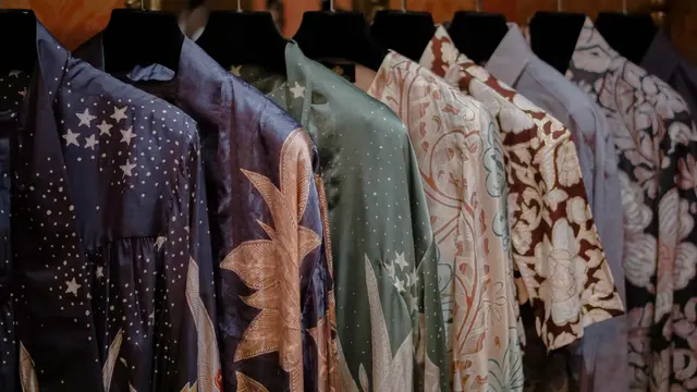 Tampil Elegan Selama Ramadan Kenakan Busana Batik Sujiwa dari Iwan Tirta Private Collection