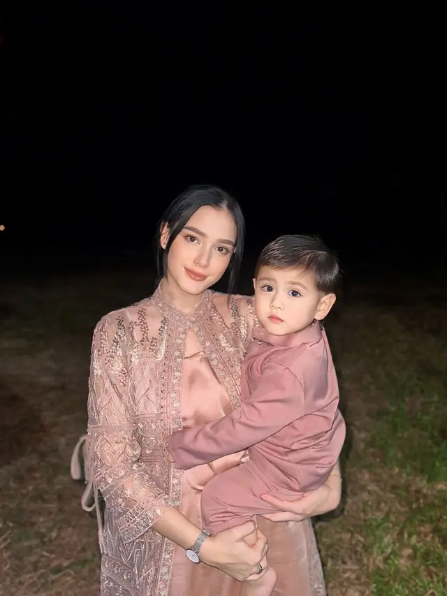 Memiliki Wajah Tampan Berparas Bule