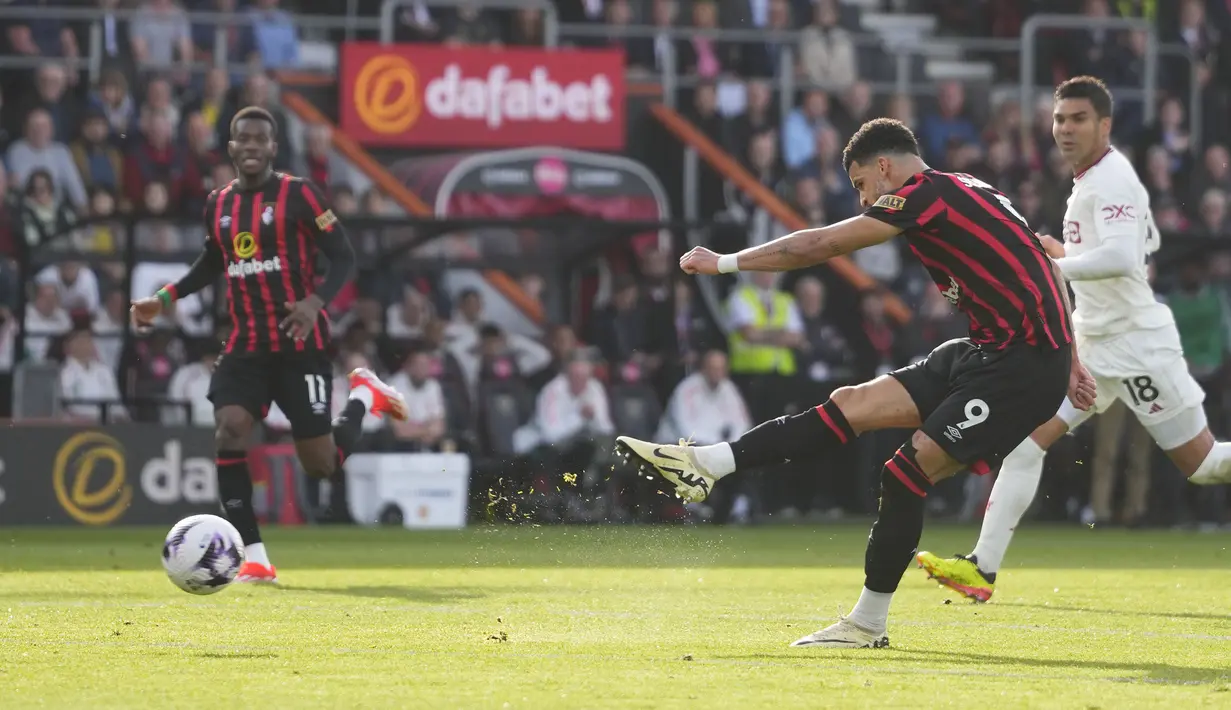 Satu lagi pemain yang telah mengoleksi 17 gol sejauh ini adalah striker Bournemouth asal Inggris, Dominic Solanke. Ketujuh belas golnya dihasilkan dari total 32 laga di Premier League musim ini, di mana ia tak pernah absen satu laga pun membela Bournemouth. Teranyar, ia menyumabng satu gol saat menahan imbang tamunya, Manchester United 2-2 pada pekan ke-33 (13/4/2024). (AP Photo/Kirsty Wigglesworth)
