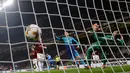 Gol pembuka untuk Arsenal yang berhasil diciptakan oleh Henrikh Mkhitaryan ke gawang AC Milan pada pertandingan Liga Europa leg pertama di stadion San Siro Milan, Italia (8/3). Arsenal berhasil mengalahkan tim tuan rumah 2-0. (AP Photo / Antonio Calanni)