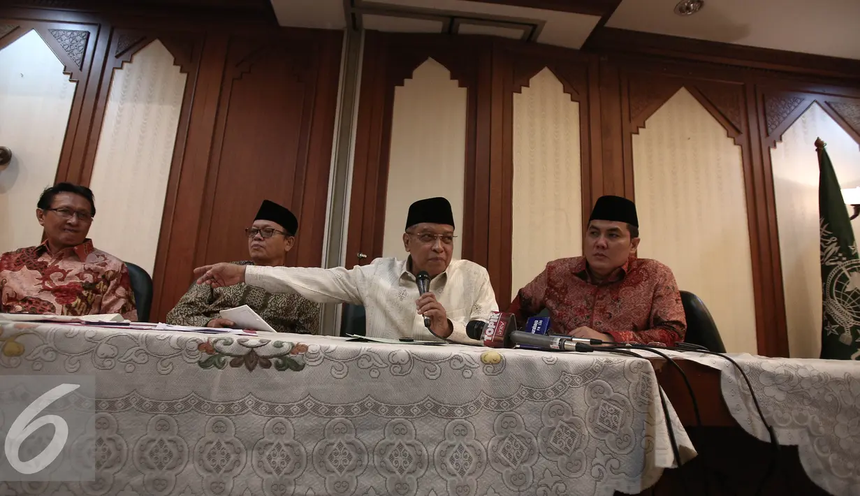 Ketua Umum PBNU KH Said Aqil Siradj (kedua kanan) saat konferensi pers di Gedung PBNU, Jakarta, Senin (30/5). PBNU menyambut positif penetapan 1 Juni sebagai Hari Lahir Pancasila oleh Pemerintah. (Liputan6.com/Faizal Fanani)