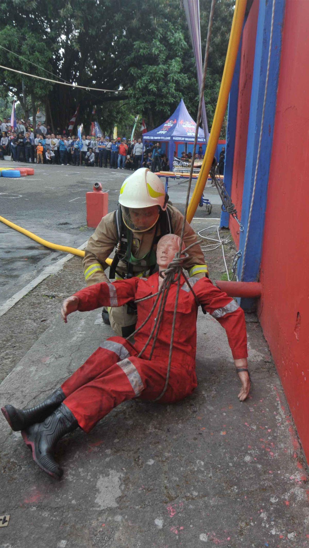Kompetisi antar sektor pemadam kebakaran ini menitikberatkan pada koordinasi, kekuatan fisik, mental, intelektual dan kerjasama.&nbsp;Foto: Merdeka.com/Imam Buhori
