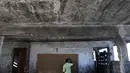 Seorang guru menulis di papan tulis selama kelas di sekolah Sante Bernadette, di dalam Fort Dimanche, yang pernah menjadi penjara di Port-au-Prince, Haiti, Kamis (23/9/2021). Minggu ini tahun ajaran dimulai di Haiti. (AP Photo/Rodrigo Abd)