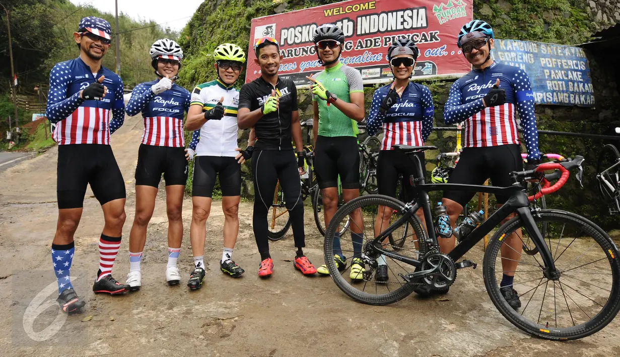 Pebalap sepeda, M Fadli berpose bersama rekan setimnya di sela-sela latihan di kawasan Puncak Cianjur, Bogor, Kamis (23/2). Di Asia Paracycling 2017, M Fadli akan turun di kelas C4 atau kategori cacat kaki di bawah lutut. (Liputan6.com/Helmi Fithriansyah)