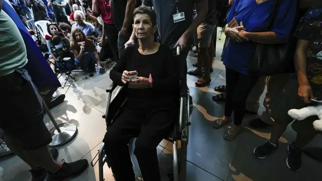 Perang Israel vs Hamas, sandera asal Israel yang diculik Hamas, Yocheved Lifshitz, kini sudah dibebaskan. (AP/Ariel Schalit)