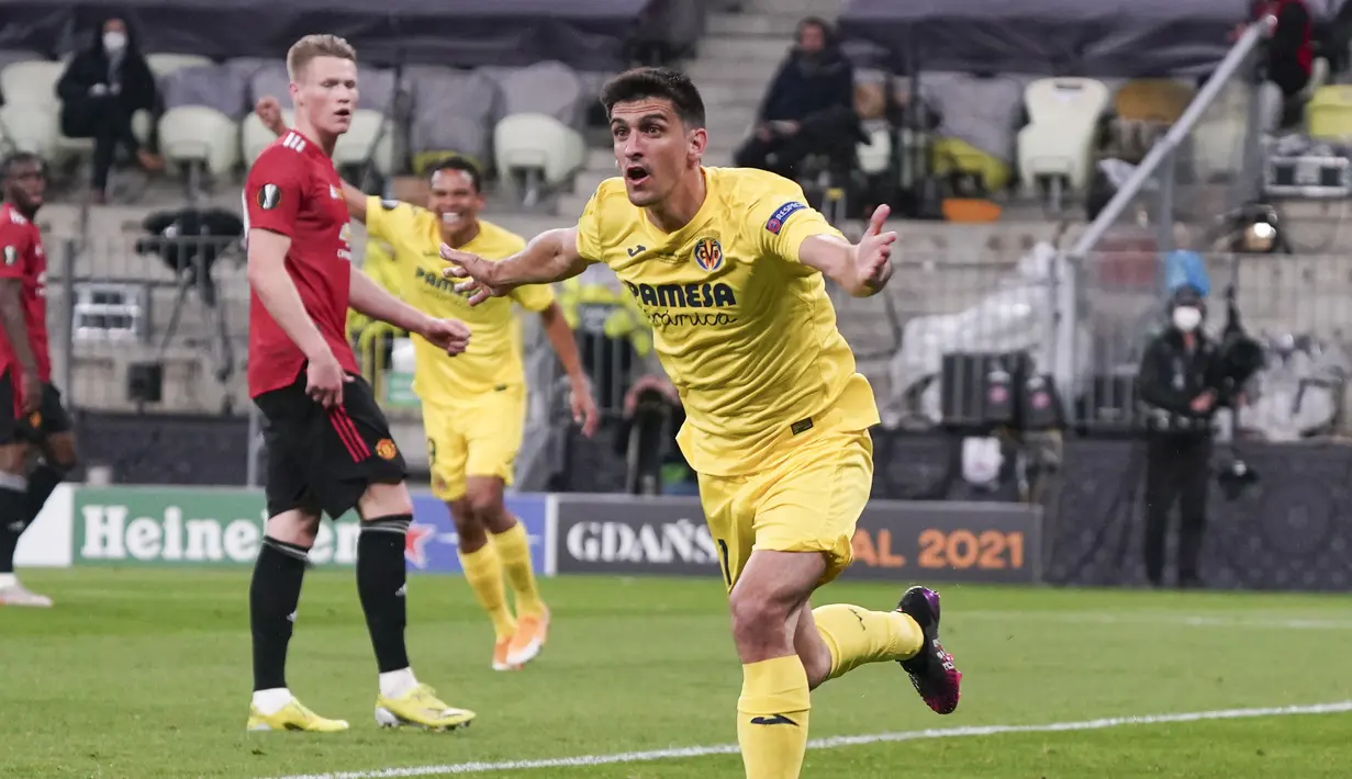 Striker Villarreal, Gerard Moreno melakukan selebrasi usai mencetak gol ke gawang Manchester United dalam laga final Liga Europa 2020/2021 di Gdansk Stadium, Polandia, Rabu (26/5/2021). Villarreal menang 12-11 (1-1) atas manchester United lewat adu penalti. (AP/Janek Skarzynski/Pool)