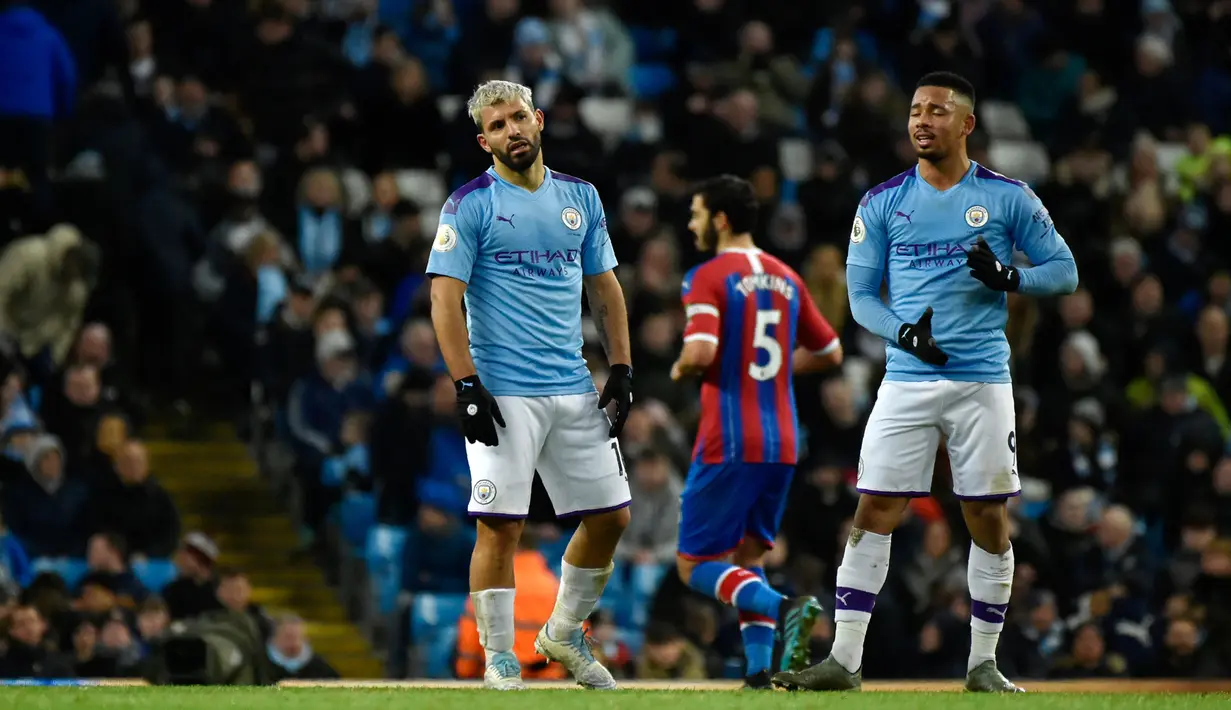 Ekspresi pemain Manchester City Sergio Aguero (kiri) dan Gabriel Jesus setelah rekan mereka Fernandinho mencetak gol bunuh diri saat menghadapi Crystal Palace pada pertandingan Liga Inggris di Etihad Stadium, Manchester, Inggris, Sabtu (18/1/2020). Laga berakhir 2-2. (AP Photo/Rui Vieira)