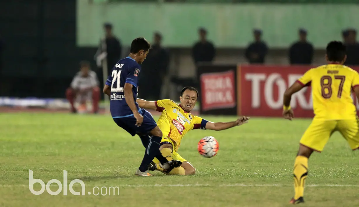 Pemain Sriwijaya FC, Yu Hyunkoo menghadang pemain Arema FC, Nasir pada babak delapan besar Piala Presiden 2017 di Stadion Manahan, Solo. Jumat (26/2/2017). (Bola.com/Nicklas Hanoatubun)