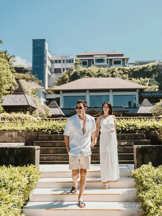 6 Pemotretan Mesra Mike Lewis dan Janisaa Pradja Saat Liburan