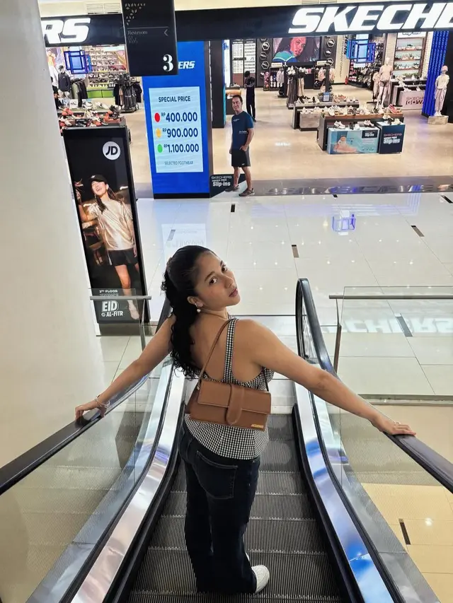 Strolling Look Versi Sitha Marino (Instagram/@sithamarino)