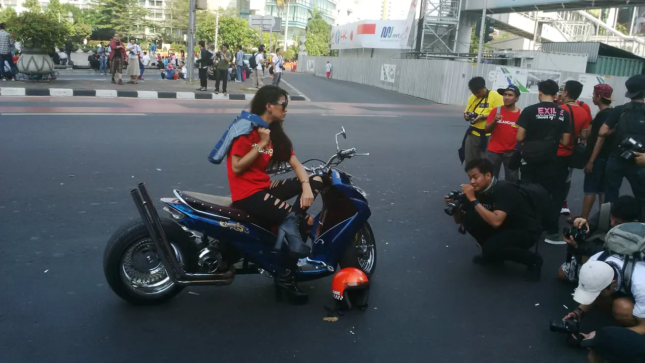 Tak Ada Car Free Day, Model Cantik Photoshoot di Bundaran HI