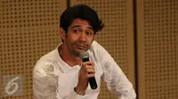 Reza Rahadian saat memberi sambutan di acara monolog 'Wajah Prempuan' di Auditorium Galeri Indonesia Kaya, Jakarta, Minggu (3/4/2016). (Liputan6.com/Herman Zakharia)