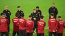 Pelatih Turki Senol Gunes berbicara dengan para pemainnya selama sesi latihan di stadion Rheinenergie di Cologne, Jerman (6/10/2020). Timnas Turki akan menghadapi Jerman di laga uji coba di stadion Rheinenergie di Cologne, Jerman, Kamis (8/10/2020) dini hari WIB. (AFP/Ina Fassbender)