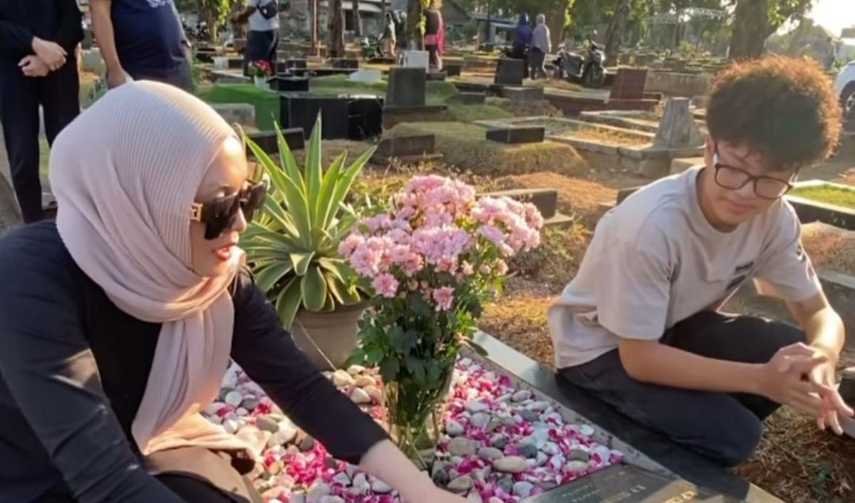 Postingan Angelina Sondakh langsung banjir komentar dari netizen. Mereka ikut mendoakan mendiang Adjie Massaid.<br>