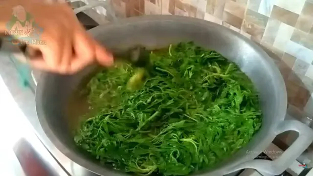 Modal Dua Bahan Dapur, Ini Cara Masak Daun Kenikir Agar Punya Tekstur Empuk Namun Tetap Hijau Segar