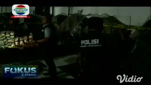 Satreskrim Polrestabes Surabaya, menggerebek pabrik olahan makanan ringan ilegal, beromzet milyaran rupiah per bulan, di Jalan Zamhuri Rungkut Tengah Surabaya.