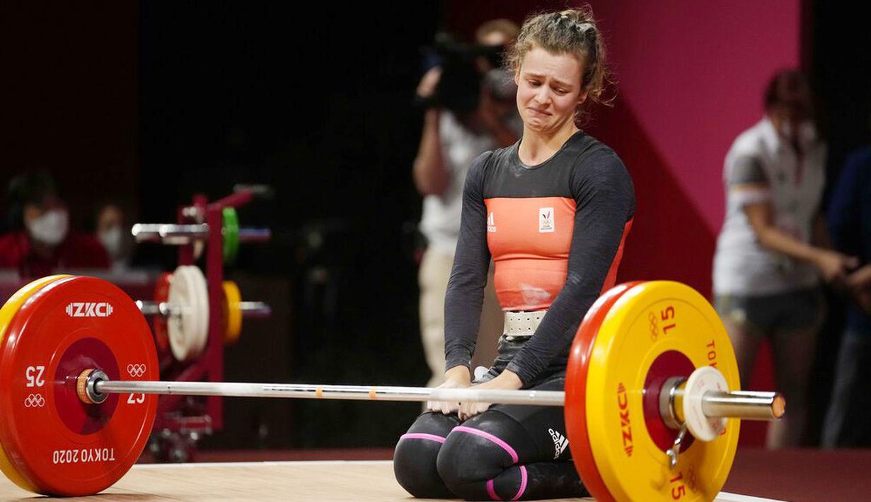 Lifter Belgia, Nina Sterckx, menangis setelah usahanya gagal saat bertanding dalam cabang angkat besi 49kg putri Olimpiade Tokyo 2020. (Foto:AP/Luca Bruno)