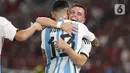 Kesulitan menembus pertahanan Indonesia, Argentina mencoba lewat tendangan jarak jauh. Usaha Leando Paredes pun gagal dihentikan Ernando Ari. Argentina unggul 1-0 di menit ke-38. Skor tidak berubah sampai turun minum. (Liputan6.com/Helmi Fithriansyah)