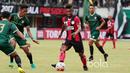 Pemain Persipura, Emanuel Wanggai mencoba melewati para pemain PSS Sleman pada partai pembuka  Piala Presiden 2017 di Stadion Maguwoharjo, Sleman, Sabtu (4/2/2017). (Bola.com/Nicklas Hanoatubun)