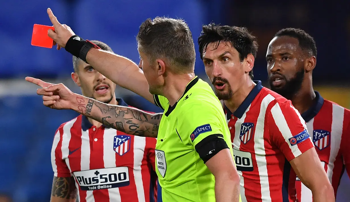 Wasit Daniele Orsato memberikan kartu merah kepada bek Atletico Madrid, Stefan Savic (kedua dari kanan) saat melawan Chelsea dalam laga leg kedua babak 16 besar Liga Champions 2020/2021 di Stamford Bridges, London, Rabu (17/3/2021). Atletico Madrid kalah 0-2 dari Chelsea. (AFP/Ben Stansall)