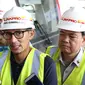 Wakil Gubernur DKI Sandiaga Uno memberikan keterangan saat meninjau proyek pembangunan kereta LRT di Kelapa Gading, Jakarta, Kamis (14/6). Tinjauan ini untuk mengecek kepastian kesiapan LRT jelang sertifikasi Kemenhub. (Liputan6.com/Immanuel Antonius)